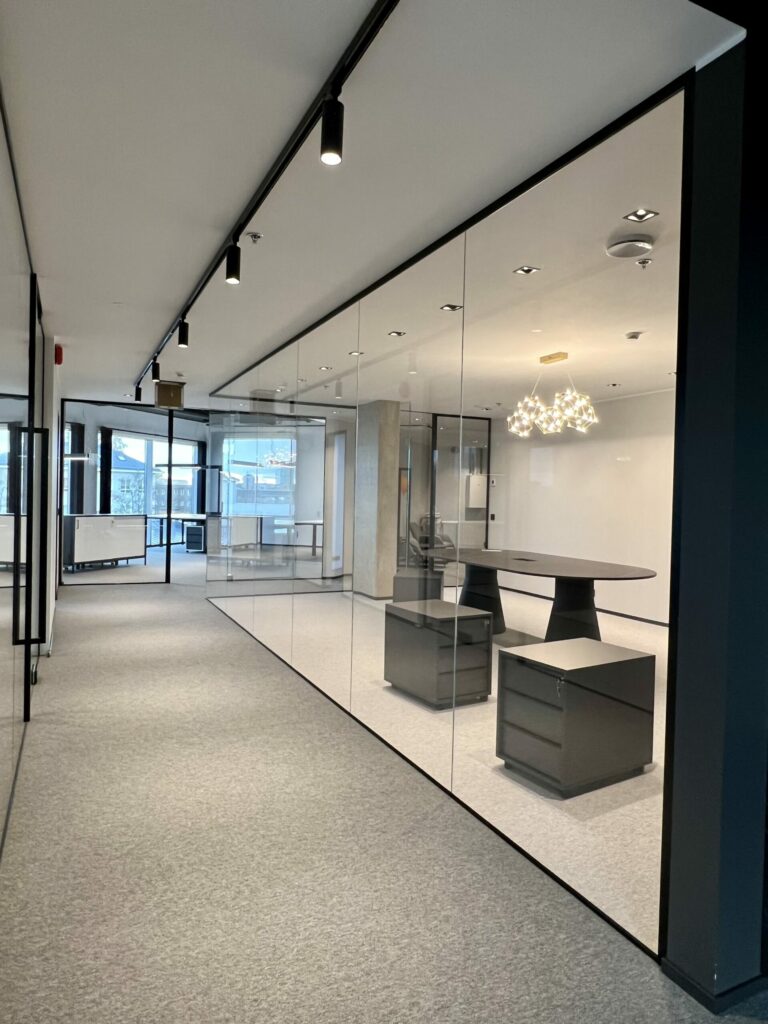 Klaasseinad ja Uksed